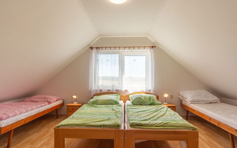 Smrž: Flooring, Verdieping, Hout, Slaapkamer, Interieur Ontwerp, Bed, Laken, Plafond, Bedding, Kamer