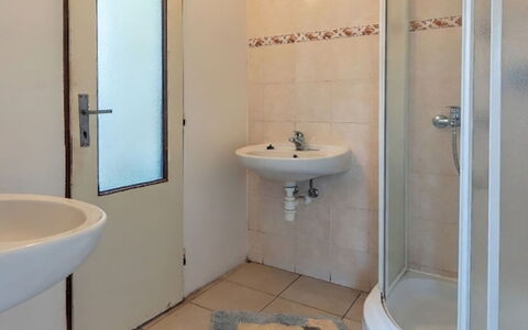 Smrž: Flooring, Verdieping, Loodgieterswerkinrichting, Interieur Ontwerp, Plafond, Badkamer, Kamer, Loodgieter, Toilet, Wastafel In De Badkamer