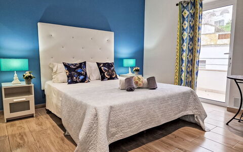 Cristal Vip Properties: Meubilair, Blauw, Interieur Ontwerp, Flooring, Verdieping, Bed, Slaapkamer, Hout, Kamer, Laken