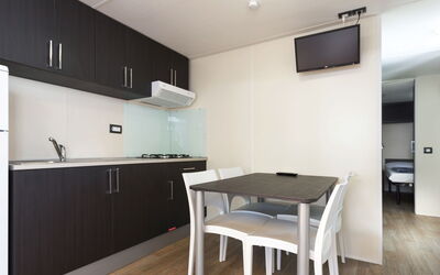 Baia Holiday Gasparina 687.2: Cabinetry, Eigendom, Countertop, Hout, Interieur Ontwerp, Flooring, Keuken, Verdieping, Beits, Hardwood
