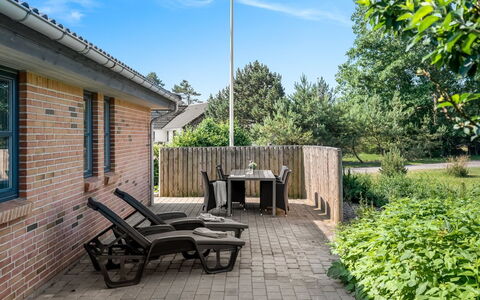 Elsi - 1.3Km from the Sea: Struik, Tuin, Huis, Land Lot, Buitenmeubels, Verblijf, Groundcover, Landscaping, Backyard