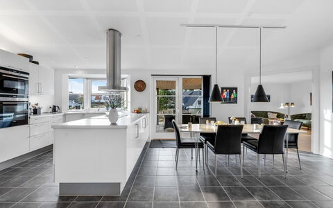 Elsi - 1.3Km from the Sea: Flooring, Interieur Ontwerp, Plafond, Verdieping, Keuken, Meubilair, Countertop, Lichte Inrichting, Stoel, Tegel