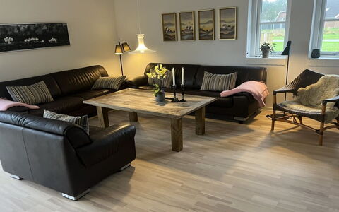 Elsi - 1.3Km from the Sea: Meubilair, Flooring, Bankstel, Houten Vloer, Verdieping, Interieur Ontwerp, Woonkamer, Hout, Laminaatvloer, Huis