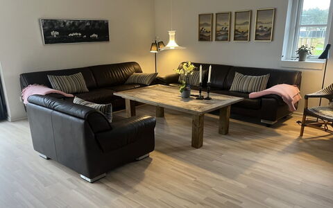 Elsi - 1.3Km from the Sea: Meubilair, Flooring, Bankstel, Houten Vloer, Verdieping, Hout, Interieur Ontwerp, Woonkamer, Laminaatvloer