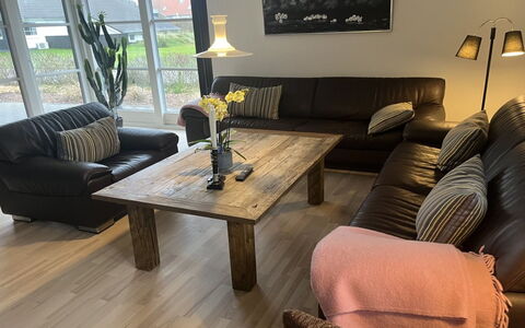 Elsi - 1.3Km from the Sea: Meubilair, Flooring, Bankstel, Interieur Ontwerp, Verdieping, Houten Vloer, Hout, Woonkamer, Tafel, Kamer