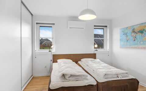 Elsi - 1.3Km from the Sea: Bed, Interieur Ontwerp, Slaapkamer, Verdieping, Flooring, Meubilair, Muur, Bedding, Hout, Plafond
