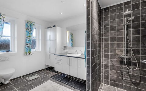 Elsi - 1.3Km from the Sea: Flooring, Verdieping, Loodgieterswerkinrichting, Badkamer, Interieur Ontwerp, Tegel, Loodgieter, Samengesteld Materiaal, Kraan