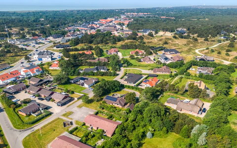 Elsi - 1.3Km from the Sea: Woongebied, Vogelperspectief, Luchtfotografie, Buurt, Voorstad, Landschap, Stedelijk Ontwerp, Menselijke Nederzetting, Plain, Doorgang
