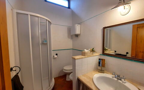 Casa Le Crete: Spiegel, Eigendom, Wastafel, Kraan, Loodgieterswerkinrichting, Wastafel In De Badkamer, Gebouw, Badkamer, Verlichting, Purper
