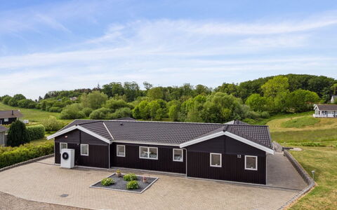 Edo - 575M from the Sea: Meubilair, Interieur Ontwerp, Flooring, Verdieping, Plafond, Kamer, Stoel, Tafel, Appartement, Keuken En Eettafel