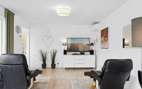 Edo - 575M from the Sea: Meubilair, Interieur Ontwerp, Flooring, Verdieping, Plafond, Kamer, Stoel, Tafel, Appartement, Keuken En Eettafel