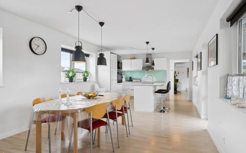 Edo - 575M from the Sea: Meubilair, Interieur Ontwerp, Flooring, Verdieping, Plafond, Kamer, Stoel, Tafel, Appartement, Keuken En Eettafel