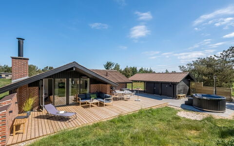Tilda - 900M from the Sea: Meubilair, Interieur Ontwerp, Flooring, Verdieping, Plafond, Kamer, Stoel, Tafel, Appartement, Keuken En Eettafel