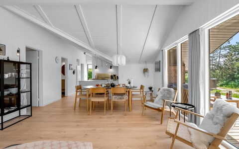Tilda - 900M from the Sea: Meubilair, Interieur Ontwerp, Flooring, Verdieping, Plafond, Kamer, Stoel, Tafel, Appartement, Keuken En Eettafel