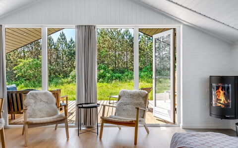 Tilda - 900M from the Sea: Meubilair, Interieur Ontwerp, Flooring, Verdieping, Plafond, Kamer, Stoel, Tafel, Appartement, Keuken En Eettafel