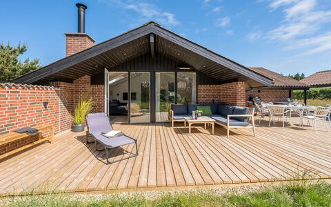 Tilda - 900M from the Sea: Meubilair, Interieur Ontwerp, Flooring, Verdieping, Plafond, Kamer, Stoel, Tafel, Appartement, Keuken En Eettafel