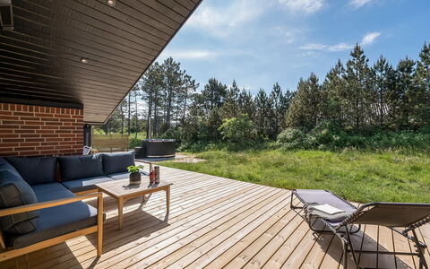 Tilda - 900M from the Sea: Meubilair, Interieur Ontwerp, Flooring, Verdieping, Plafond, Kamer, Stoel, Tafel, Appartement, Keuken En Eettafel