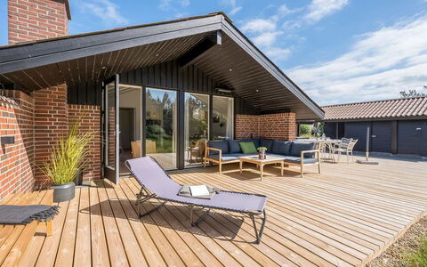 Tilda - 900M from the Sea: Meubilair, Interieur Ontwerp, Flooring, Verdieping, Plafond, Kamer, Stoel, Tafel, Appartement, Keuken En Eettafel