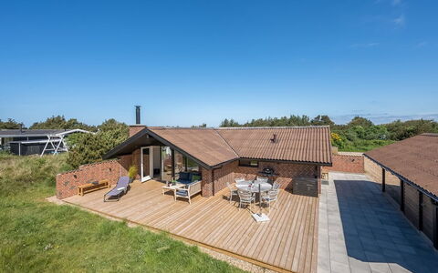 Tilda - 900M from the Sea: Meubilair, Interieur Ontwerp, Flooring, Verdieping, Plafond, Kamer, Stoel, Tafel, Appartement, Keuken En Eettafel