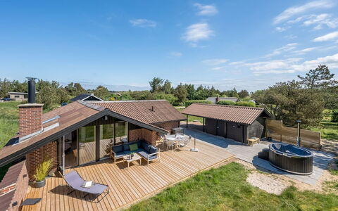 Tilda - 900M from the Sea: Meubilair, Interieur Ontwerp, Flooring, Verdieping, Plafond, Kamer, Stoel, Tafel, Appartement, Keuken En Eettafel