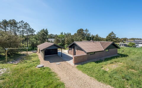 Tilda - 900M from the Sea: Meubilair, Interieur Ontwerp, Flooring, Verdieping, Plafond, Kamer, Stoel, Tafel, Appartement, Keuken En Eettafel