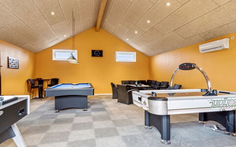 Fidelia - 400M from the Sea: Plafond, Flooring, Interieur Ontwerp, Verdieping, Samengesteld Materiaal, Meubilair, Toevlucht, Hotel, Ontwerp, Daylighting