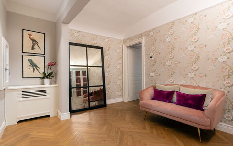 Pazzi Penthouse Luxury Apartment in Florence by Pa: Meubilair, Fotolijst, Fabriek, Comfort, Hout, Gebouw, Interieur Ontwerp, Flooring, Decoratie, Verdieping