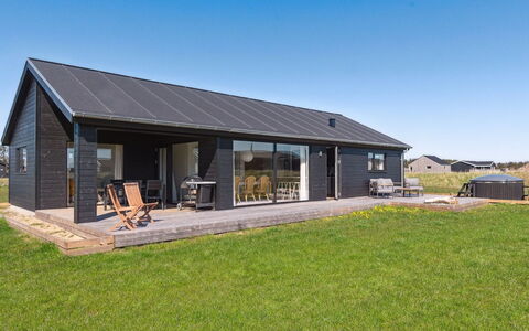 Cresta - 1.4Km from the Sea: Plafond, Flooring, Interieur Ontwerp, Verdieping, Samengesteld Materiaal, Meubilair, Toevlucht, Hotel, Ontwerp, Daylighting