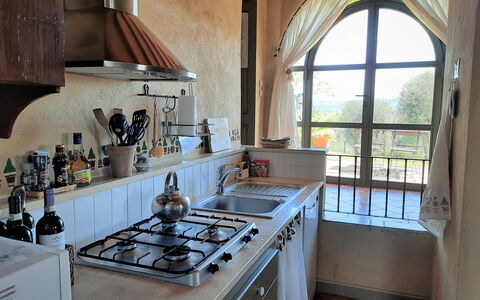 Villa San Giovanni: Gootsteen, Eigendom, Kraan, Cabinetry, Countertop, Wastafel, Venster, Gasfornuis, Fornuis, Toestel Van De Keuken
