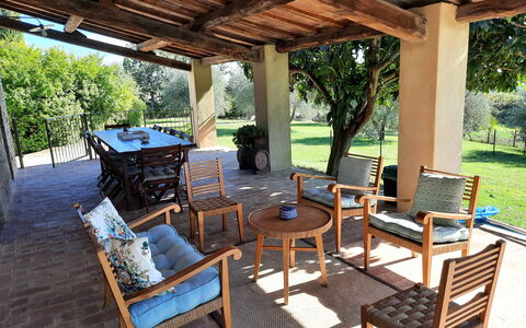 Villa San Giovanni: Meubilair, Eigendom, Fabriek, Tafel, Hout, Gebouw, Veranda, Boom, Buitenmeubels, Schaduw