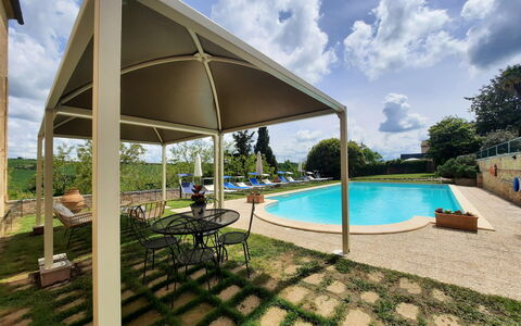 Villa Delle Palme: Lucht, Wolk, Water, Fabriek, Zwembad, Schaduw, Buitenmeubels, Paraplu, Boom, Gebouw