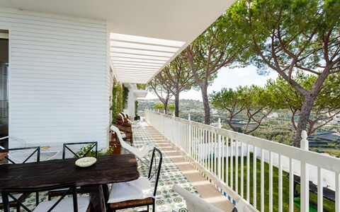 Villa Il Sole Di Sorrento: Eigendom, Gebouw, Fabriek, Tafel, Schaduw, Hout, Veranda, Buitenmeubels, Boom, Bloempot