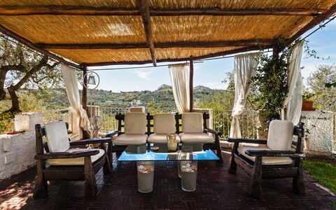 Villa Il Sole Di Sorrento: Meubilair, Eigendom, Fabriek, Schaduw, Interieur Ontwerp, Verlichting, Architectuur, Boom, Onroerend Goed, Woonkamer