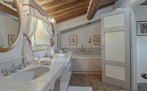 Villa Marlia: Spiegel, Kraan, Wastafel, Loodgieterswerkinrichting, Wastafel In De Badkamer, Fotolijst, Badkamer, Interieur Ontwerp, Hout, Cabinetry