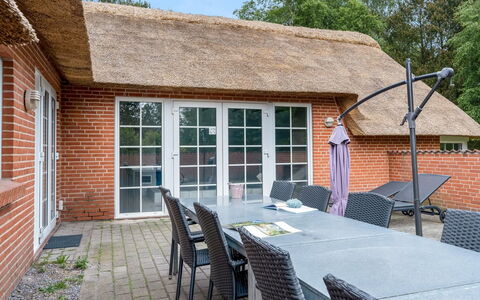 Rajka - 800M from the Sea: Hout, Dak, Architectuur, Huis, Huis, Verblijf, Siding, Hardwood, Helling, Landgoed