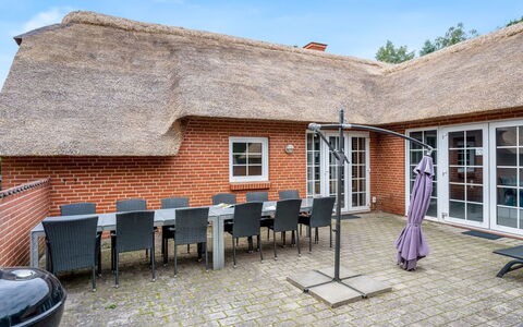 Rajka - 800M from the Sea: Hout, Dak, Architectuur, Huis, Huis, Verblijf, Siding, Hardwood, Helling, Landgoed