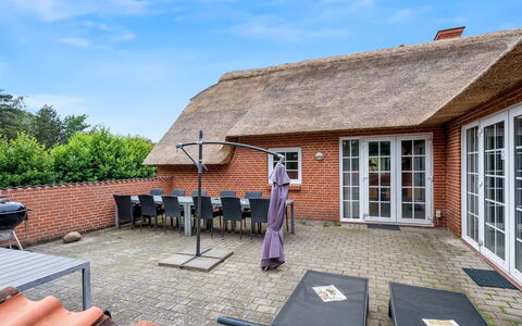 Rajka - 800M from the Sea: Hout, Dak, Architectuur, Huis, Huis, Verblijf, Siding, Hardwood, Helling, Landgoed