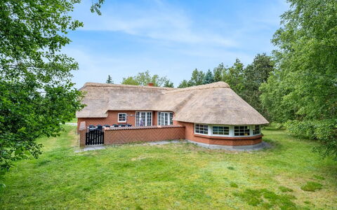 Rajka - 800M from the Sea: Hout, Dak, Architectuur, Huis, Huis, Verblijf, Siding, Hardwood, Helling, Landgoed