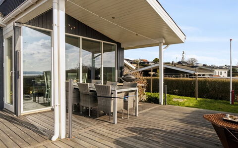 Gyrid - 150M from the Sea: Hout, Huis, Veranda, Dek, Hardwood, Dak, Beits, Houten Vloer, Eco Hotel