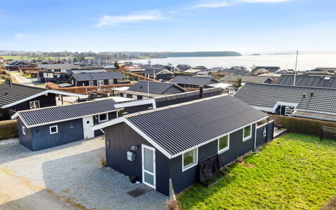 Gyrid - 150M from the Sea: Hout, Huis, Veranda, Dek, Hardwood, Dak, Beits, Houten Vloer, Eco Hotel