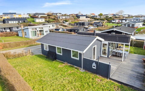 Gyrid - 150M from the Sea: Hout, Huis, Veranda, Dek, Hardwood, Dak, Beits, Houten Vloer, Eco Hotel
