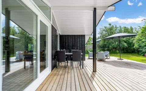 Krum - 250M from the Sea: Hout, Dak, Architectuur, Huis, Huis, Verblijf, Siding, Hardwood, Helling, Landgoed