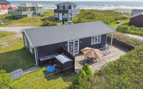 Baarde - 60M from the Sea: Dak, Huis, Deur, Verblijf, Schaduw, Siding, Werf, Landgoed, Backyard