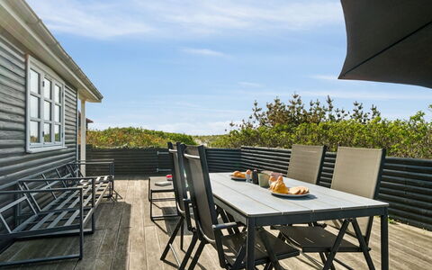 Baarde - 60M from the Sea: Dak, Huis, Deur, Verblijf, Schaduw, Siding, Werf, Landgoed, Backyard