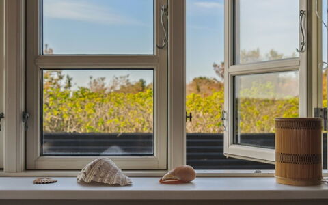 Baarde - 60M from the Sea: Dak, Huis, Deur, Verblijf, Schaduw, Siding, Werf, Landgoed, Backyard