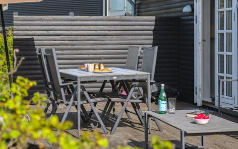 Baarde - 60M from the Sea: Dak, Huis, Deur, Verblijf, Schaduw, Siding, Werf, Landgoed, Backyard