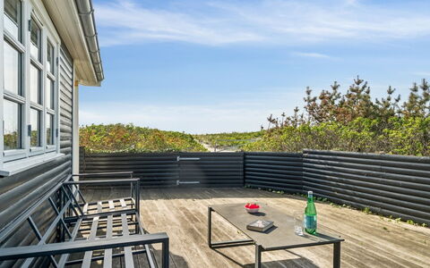 Baarde - 60M from the Sea: Dak, Huis, Deur, Verblijf, Schaduw, Siding, Werf, Landgoed, Backyard