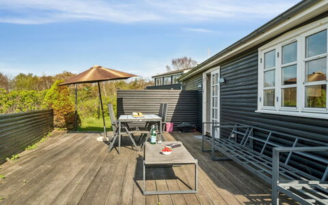 Baarde - 60M from the Sea: Dak, Huis, Deur, Verblijf, Schaduw, Siding, Werf, Landgoed, Backyard