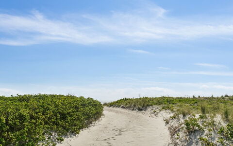 Baarde - 60M from the Sea: Dak, Huis, Deur, Verblijf, Schaduw, Siding, Werf, Landgoed, Backyard
