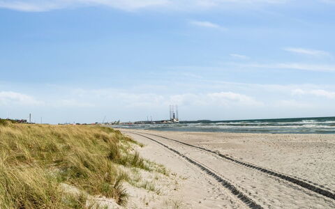 Baarde - 60M from the Sea: Dak, Huis, Deur, Verblijf, Schaduw, Siding, Werf, Landgoed, Backyard